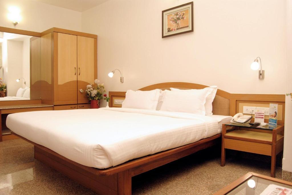 The Ambience Hotel Pune Room photo
